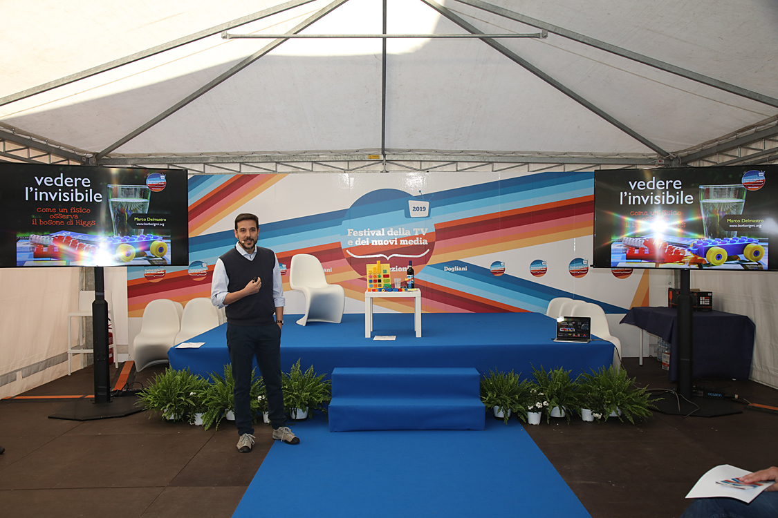 Festival della TV e dei Nuovi Media 2019_122.jpg - La Fisica nel quotidiano - Con Marco Delmastro  fisico delle particelle che lavora all’esperimento ATLAS al CERN di Ginevra,  affronteremo un viaggio attraverso i fondamenti, le motivazioni e la quotidianità della fisica delle particelle,  un viaggio che, grazie alla sua capacità di divulgazione, diventa accessibile a tutti.